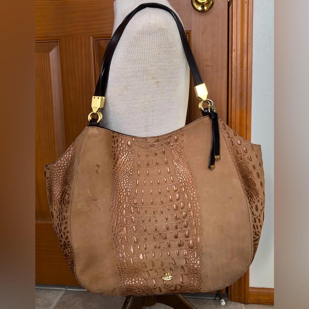 BRAHMIN shoulder bag. Gorgeous leather w/goldtone accents!